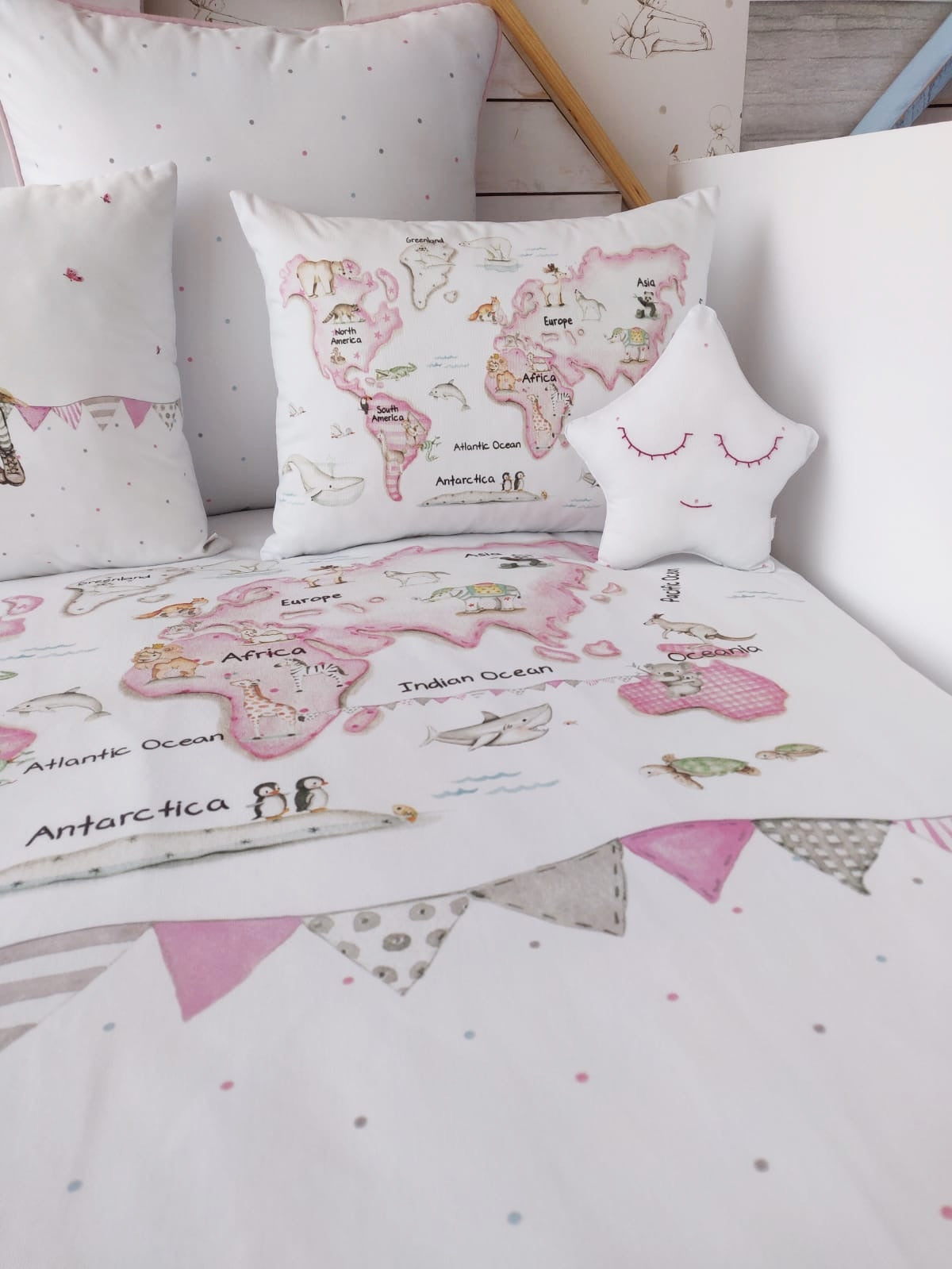 Cojín infantil personalizado MAPA MUNDI ROSA