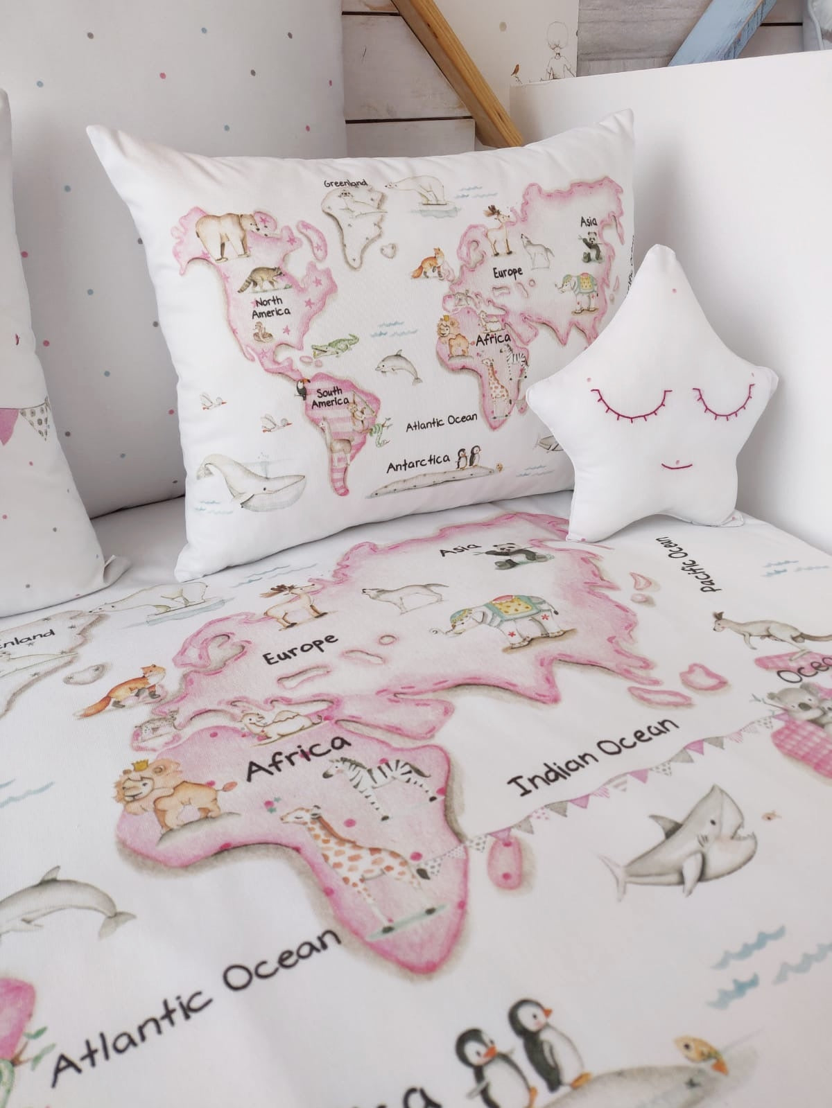 Cuscino personalizzato per bambini MAPPA DEL MONDO ROSA